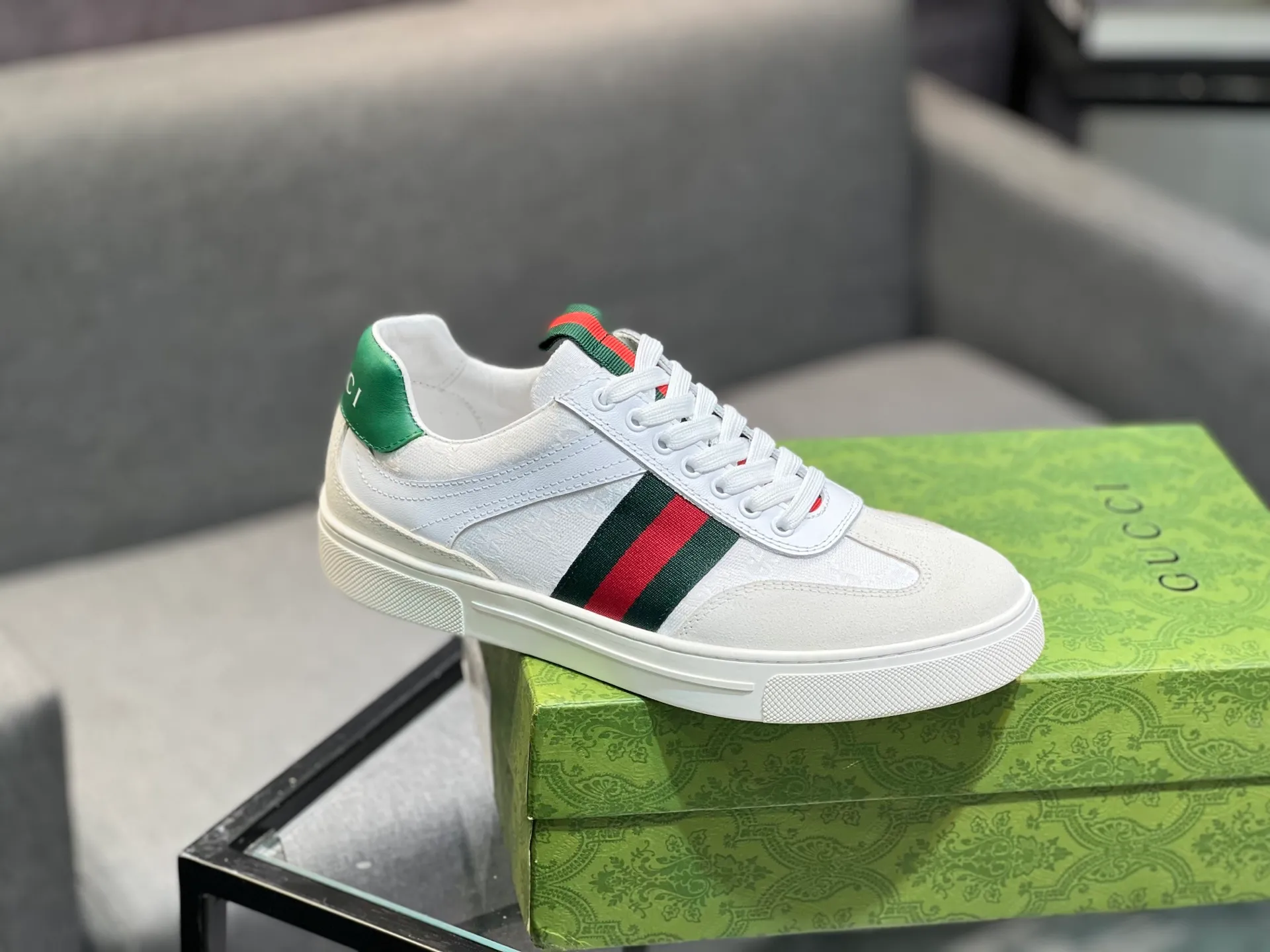 Men's Men's Shoes 💰440 Gucci Gucci's latest trendy shoes and casual shoes are popular in physical stores, new spring and summer comfortable imported custom original cowhide, unique jacquard fabric element design. With sheepskin lining, original bottom, 💪 details determine quality, you can enter and leave the counter at will, welcome to compare🇮🇹, code number 38-44 (45 customized)